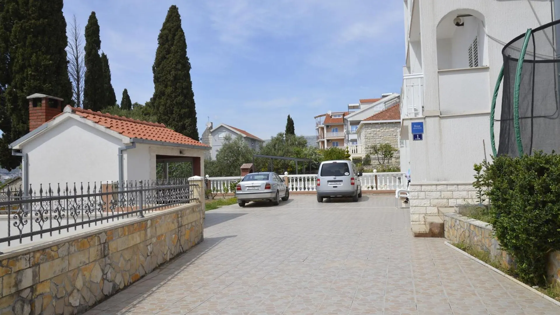 Grosse Wohnung Mit Meerblick, Wenige Schritte Vom Strand Entfernt Trogir