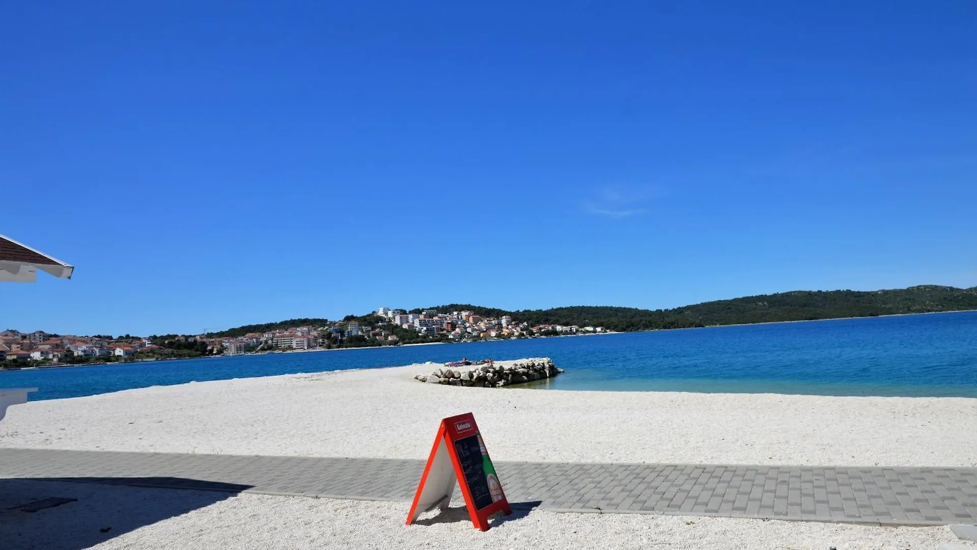 Grosse Wohnung Mit Meerblick, Wenige Schritte Vom Strand Entfernt Trogir Apartment