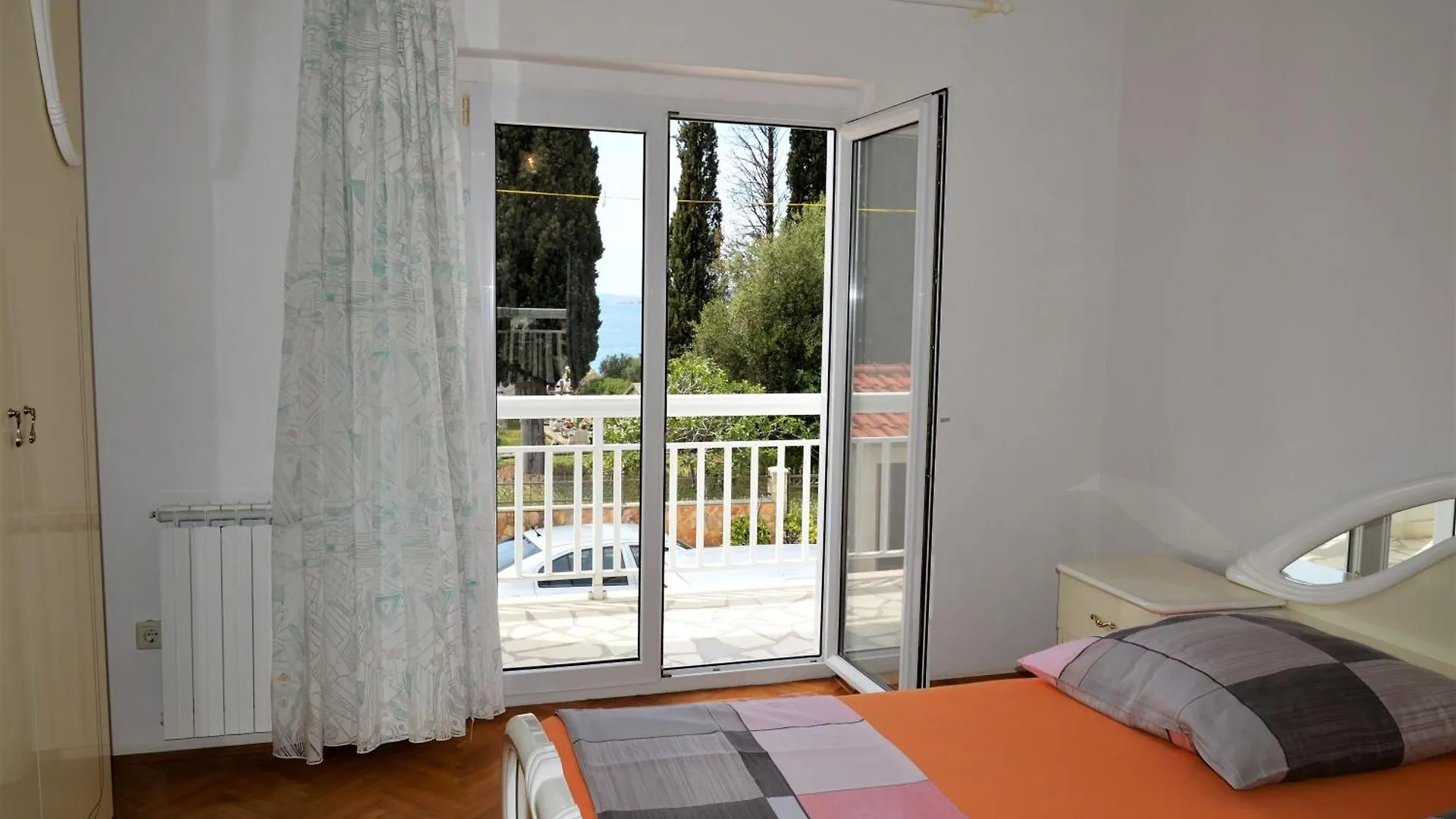 Grosse Wohnung Mit Meerblick, Wenige Schritte Vom Strand Entfernt Trogir Apartment
